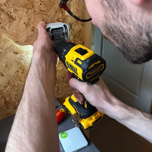 Installation électrique Photo de l'électricien qui pose un interrupteur.