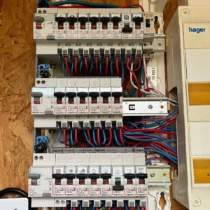Photo d'un tableau électrique ouvert.