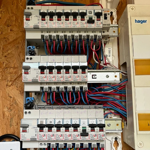 Photo d'un tableau électrique ouvert.