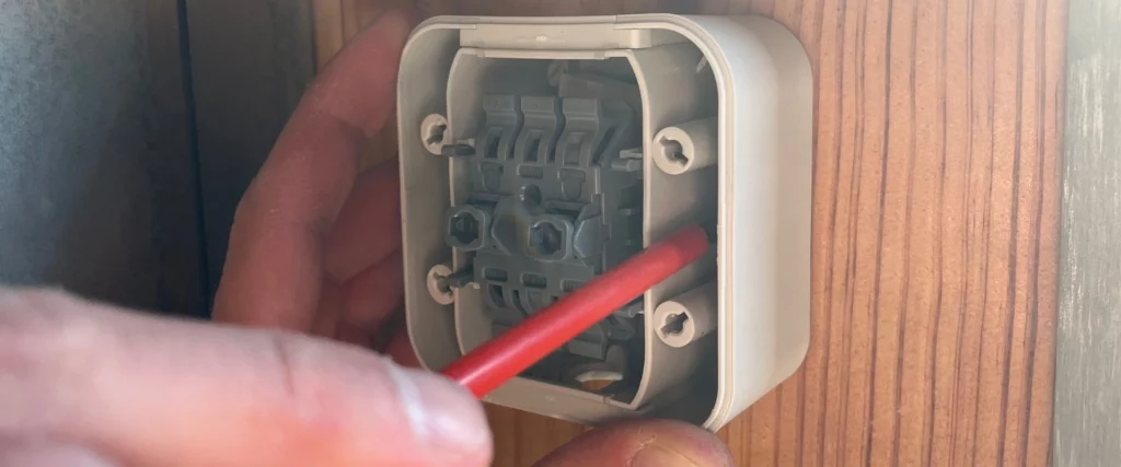 Photo de l’installation d'un interrupteur par ABE électricité.